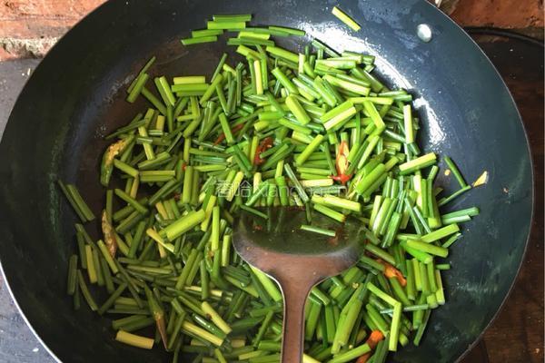 鸡胸肉炒韭菜苔的做法图解3