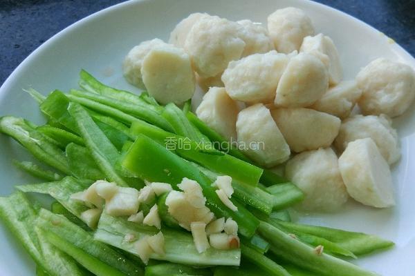 章鱼丸炒青辣椒的做法图解2