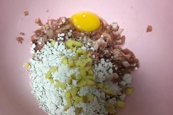 酥肉丸子粉丝汤的做法图解1