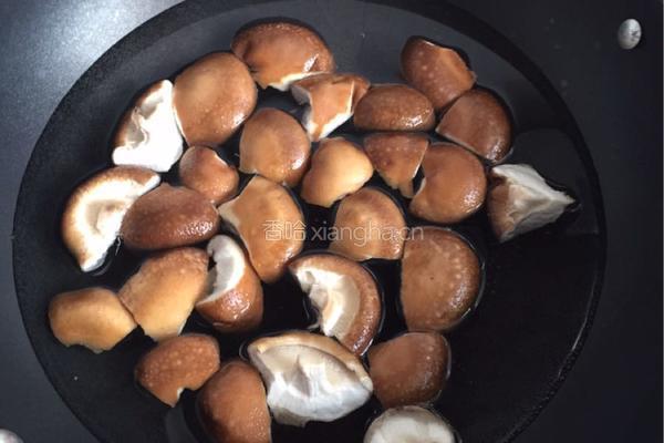 香菇烧鸡块的做法图解1