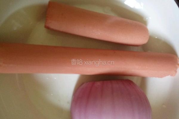 凉拌青椒洋葱火腿肠的做法图解1