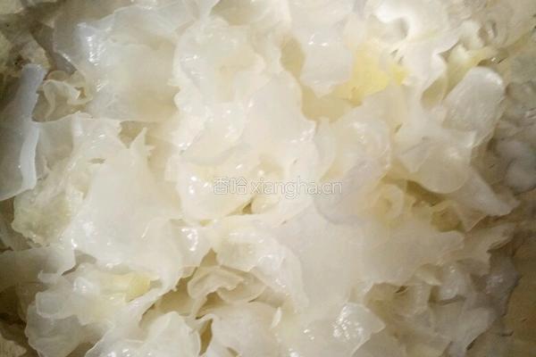 银耳雪梨红枣枸杞粥的做法图解1