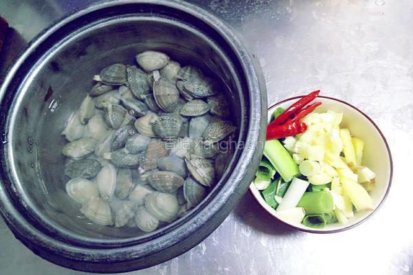 炒花蛤的做法图解1
