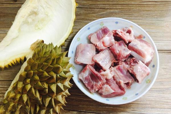 榴莲排骨汤的做法图解1