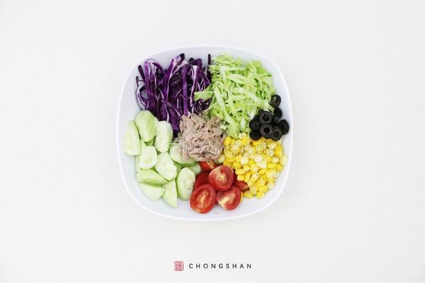 金枪鱼蔬菜沙拉的做法图解1