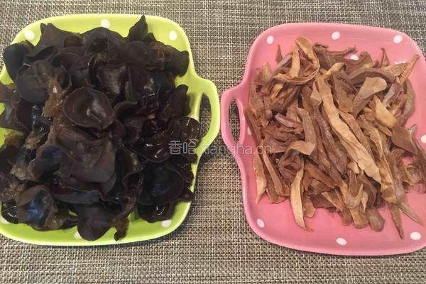 笋干木耳炒五花肉的做法图解1