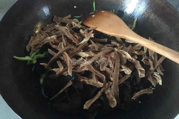 笋干木耳炒五花肉的做法图解9