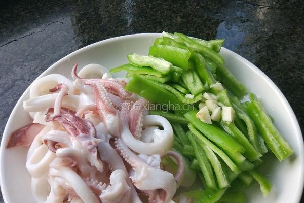 鱿鱼炒青椒的做法图解2