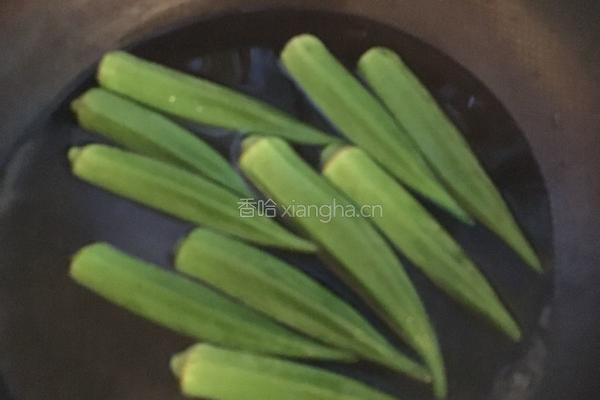 冰镇芥末秋葵的做法图解2