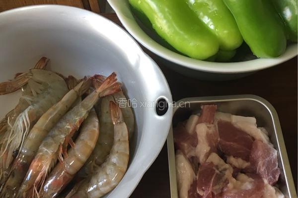 猪肉、海虾、青椒馅饺子的做法图解3