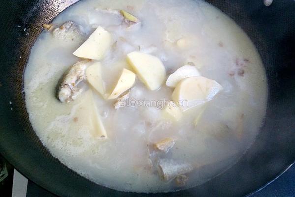 土豆番茄炖鱼汤的做法图解10