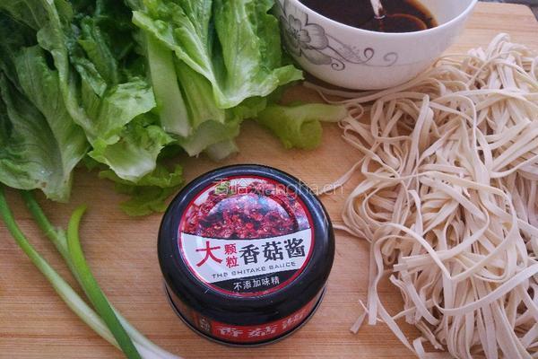 香菇酱拌面的做法图解1
