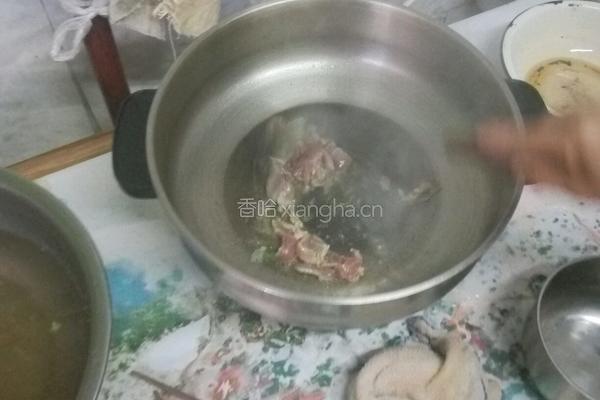 西兰花炒肉的做法图解1