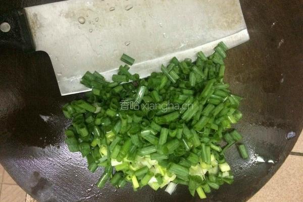 葱爆鱿鱼的做法图解1
