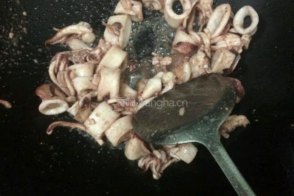 葱爆鱿鱼的做法图解6