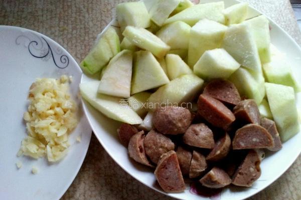 牛肉丸炒丝瓜的做法图解1