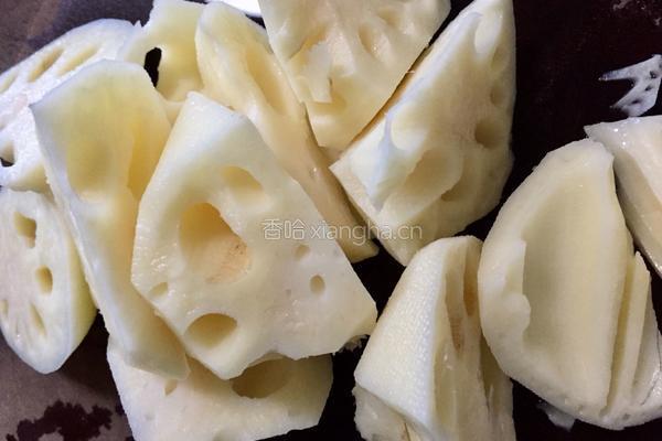 莲藕骨头汤的做法图解2