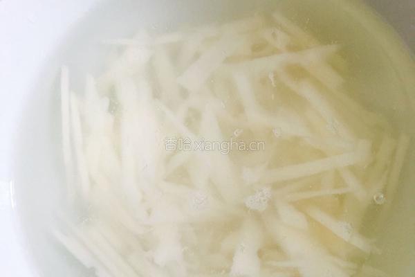 韭菜炒莲菜的做法图解1