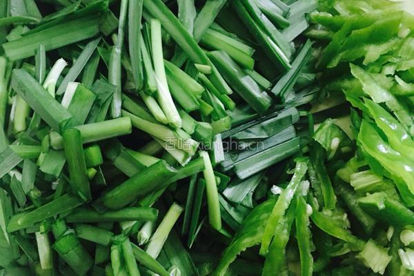 韭菜炒莲菜的做法图解2