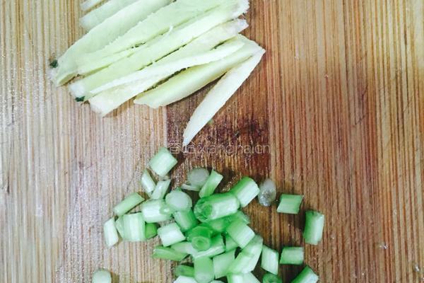 韭菜炒莲菜的做法图解3
