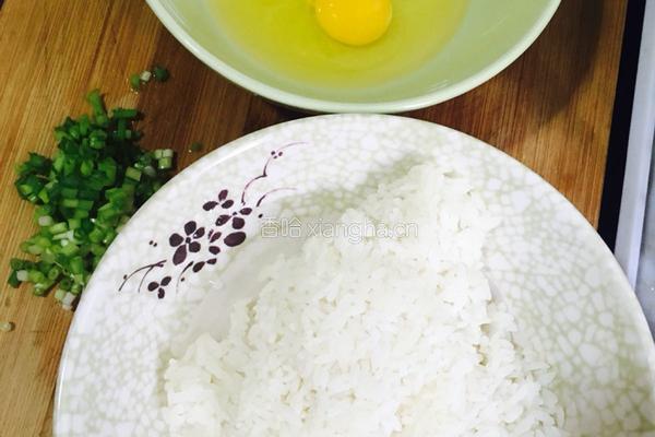 香葱鸡蛋炒饭的做法图解1