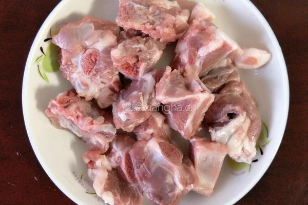 排骨炖藕汤的做法图解1