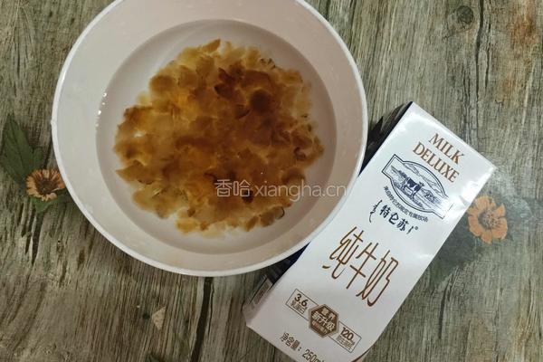 牛奶炖桃胶的做法图解3