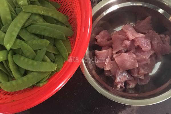 荷兰豆炒瘦肉的做法图解1