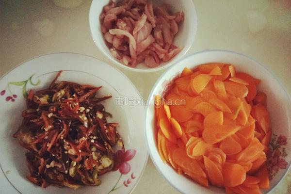 胡萝卜炒肉的做法图解1