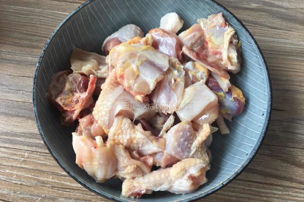 仔鸡烧毛豆米的做法图解1