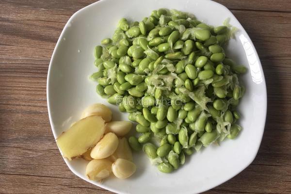 仔鸡烧毛豆米的做法图解2