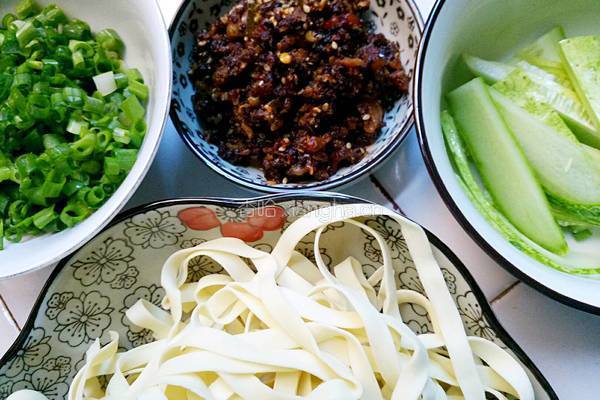 黄瓜肉酱面的做法图解2