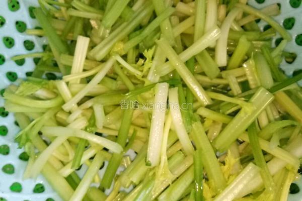 胡萝卜炒芹菜的做法图解1