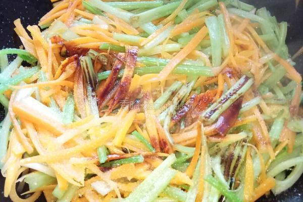 胡萝卜炒芹菜的做法图解5