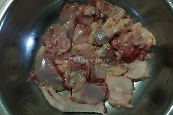 土豆炖鸡块的做法图解2