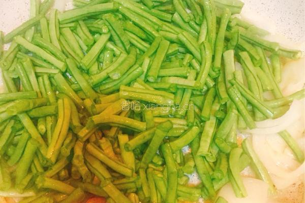 白洋葱炒豆角的做法图解2
