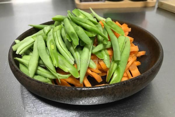胡萝卜炒豆角的做法图解1