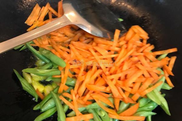 胡萝卜炒豆角的做法图解3