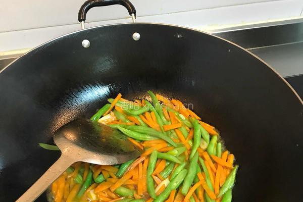 胡萝卜炒豆角的做法图解4