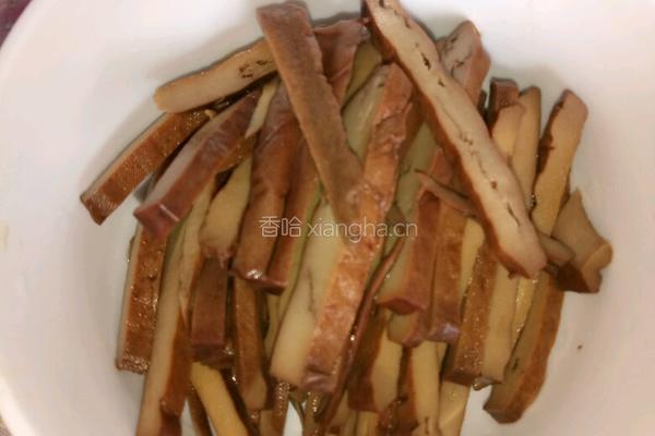 韭菜苗炒茶叶干的做法图解1