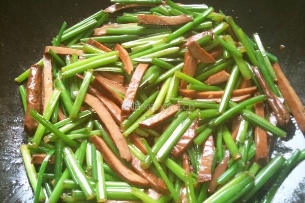 韭菜苗炒茶叶干的做法图解3