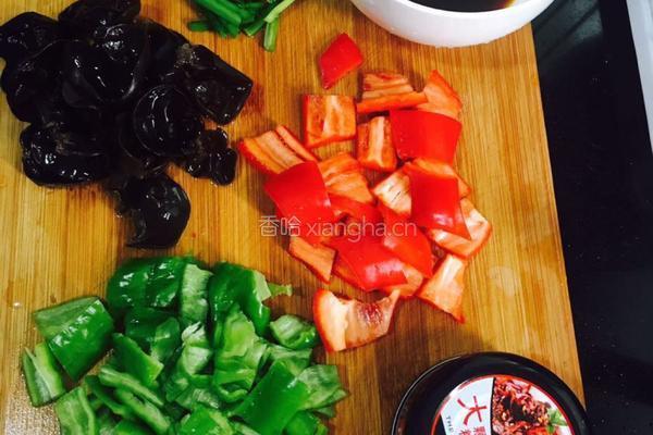 香菇酱木耳烧豆腐的做法图解2
