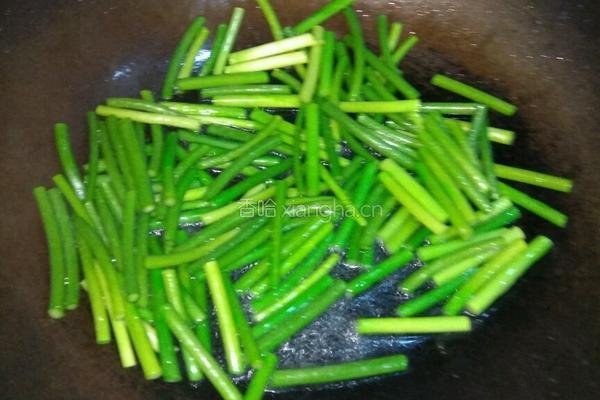 鸡腿肉炒蒜苔的做法图解4