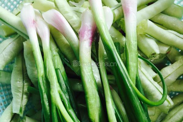 大粒香菇炒豆角的做法图解2