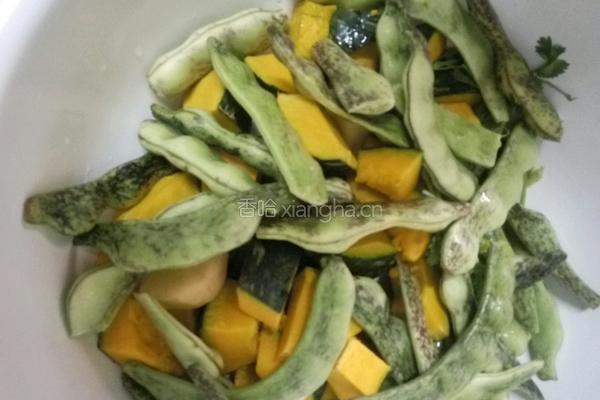 豆角炖窝瓜的做法图解1