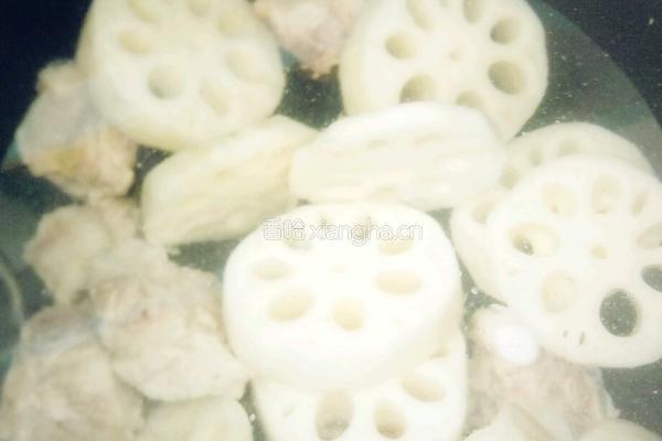莲藕绿豆排骨汤的做法图解6