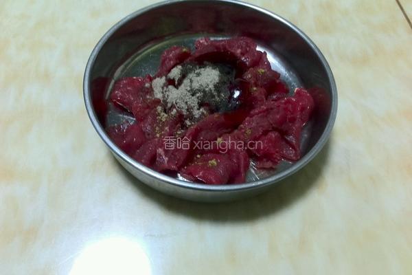 牛肉炒蒜薹的做法图解1