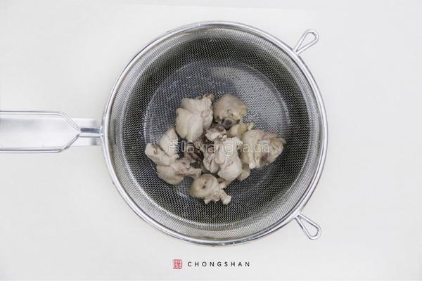 姬松茸花菇炖老鸡的做法图解2