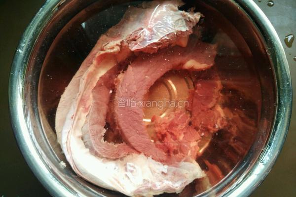 土豆炖牛腩的做法图解1