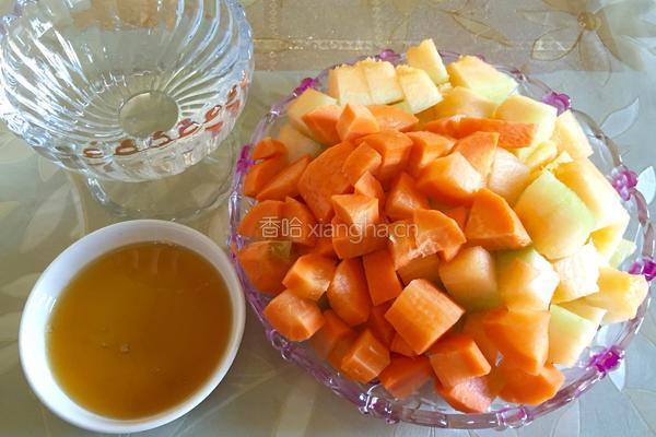 哈密瓜胡萝卜汁的做法图解2